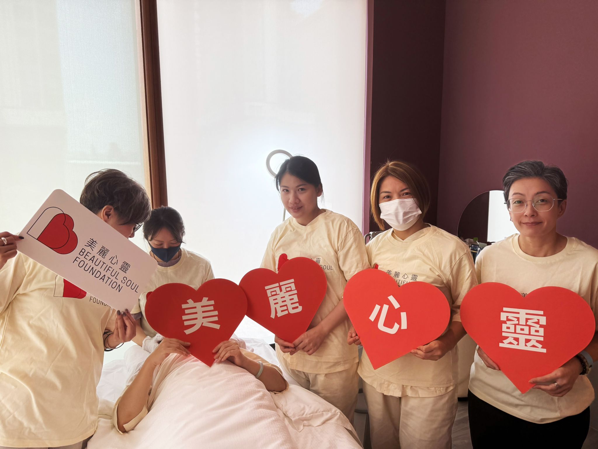 完成按摩師實習的婦女 照片 6